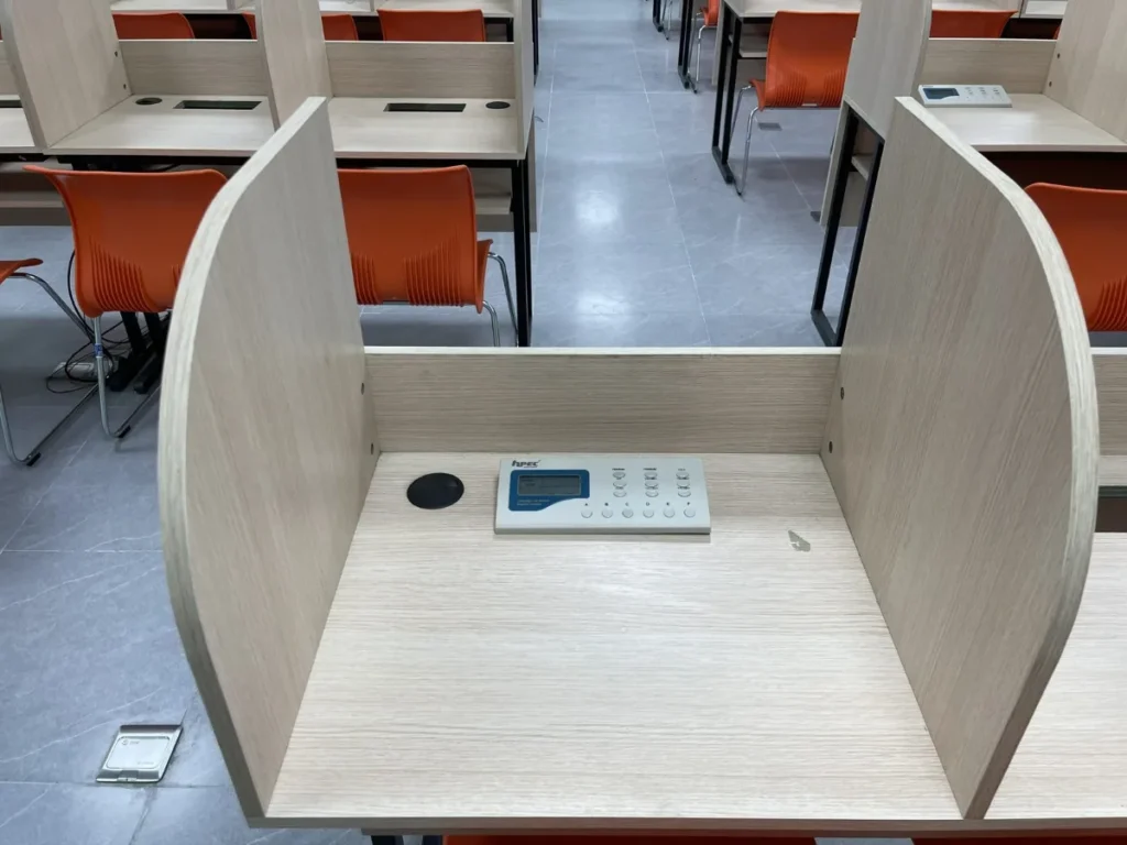 Cận cảnh bàn học trường học quận Thanh Khê