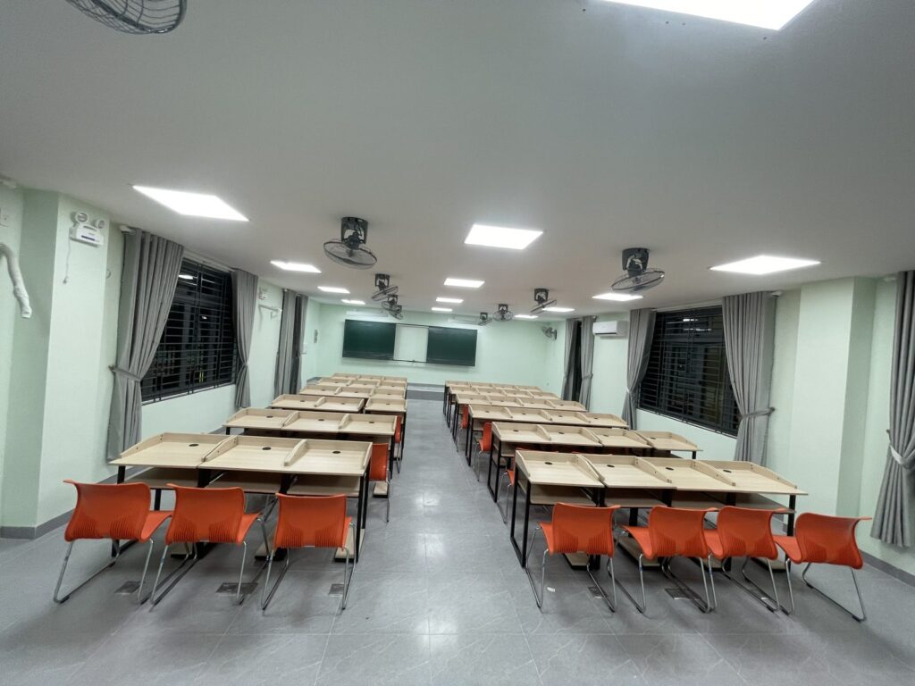 Phòng học hai dãy bàn ghế học sinh – trường học quận Thanh Khê, Đà Nẵng