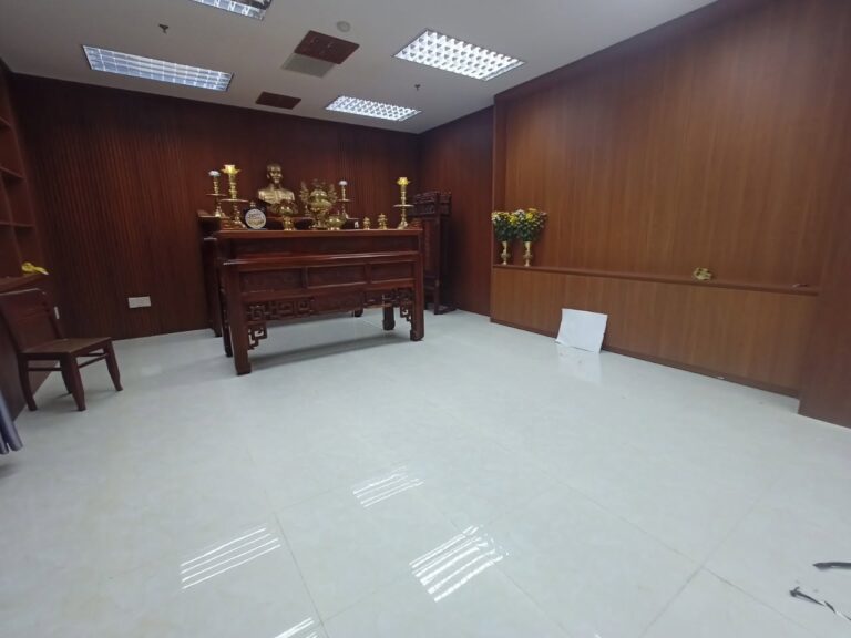Bàn thờ gỗ đặt giữa phòng, tường ốp gỗ – phòng truyền thống Công an quận Hải Châu, Đà Nẵng