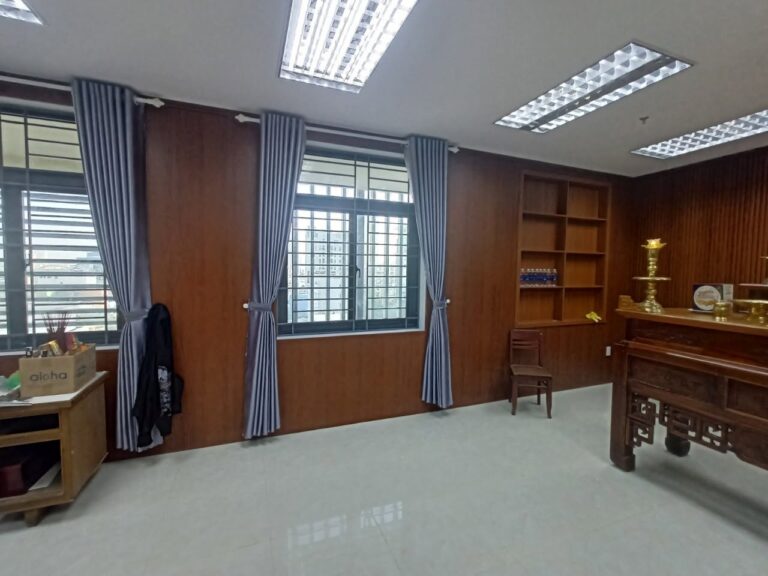 Bàn thờ gỗ chạm và kệ trưng bày âm tường – phòng truyền thống Công an quận Hải Châu, Đà Nẵng