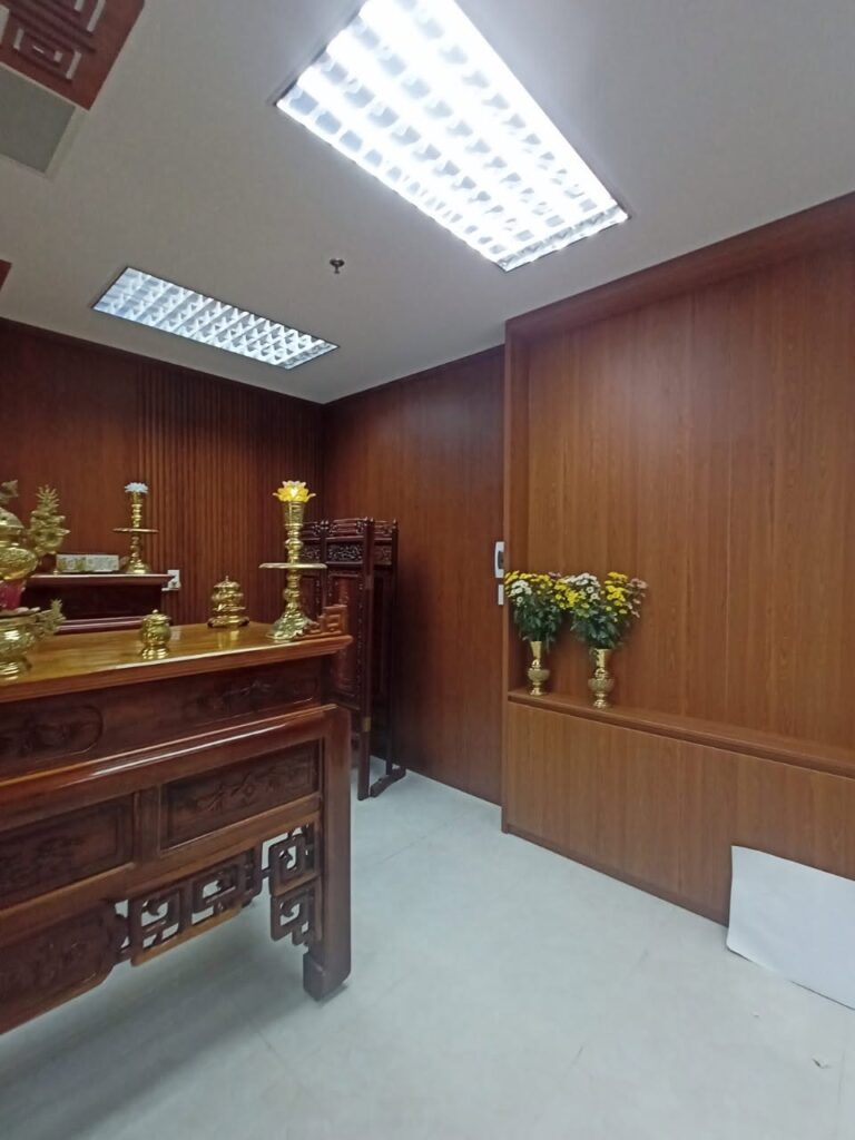 Chi tiết bàn thờ gỗ chạm – phòng truyền thống Công an quận Hải Châu, Đà Nẵng