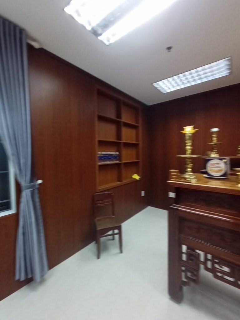 Góc kệ gỗ âm tường cạnh cửa sổ – phòng truyền thống Công an quận Hải Châu, Đà Nẵng