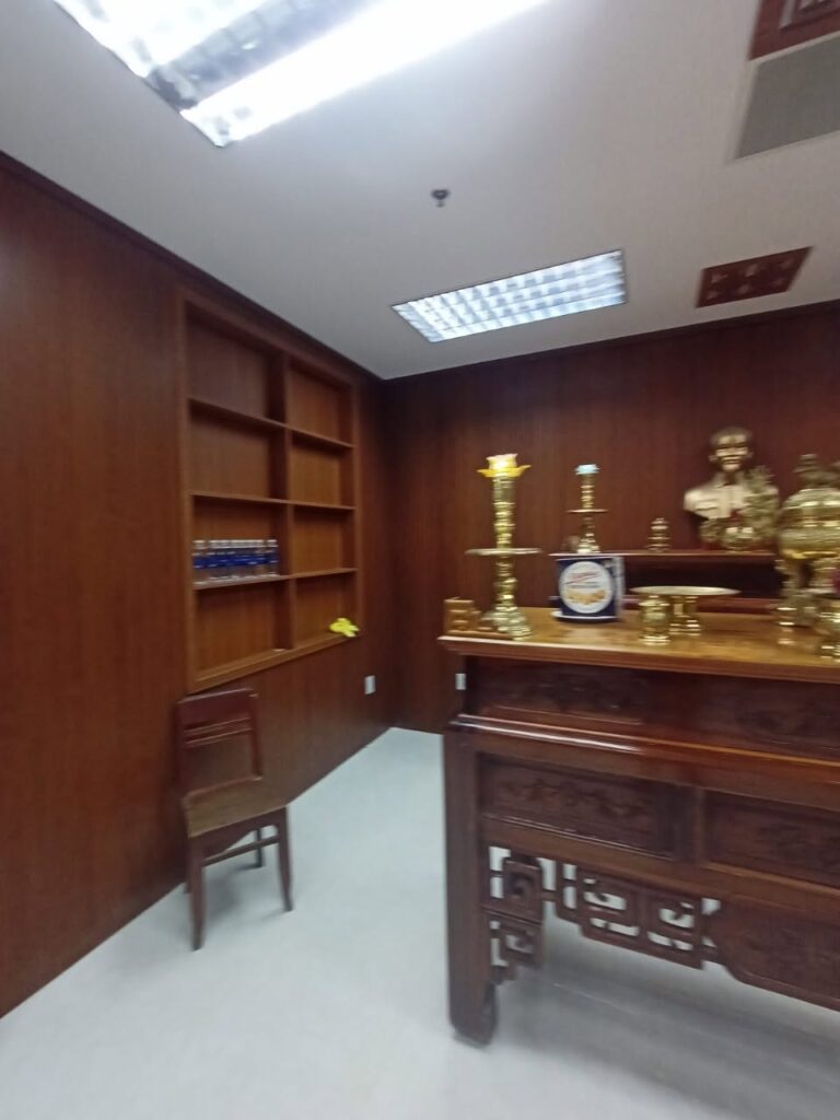 Kệ trưng bày âm tường và bàn thờ gỗ – phòng truyền thống Công an quận Hải Châu, Đà Nẵng
