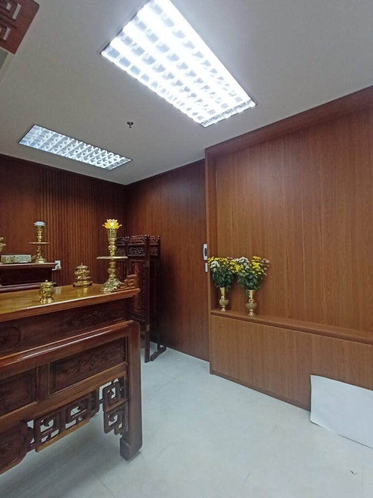 Tường ốp gỗ và bàn thờ – phòng truyền thống Công an quận Hải Châu, Đà Nẵng