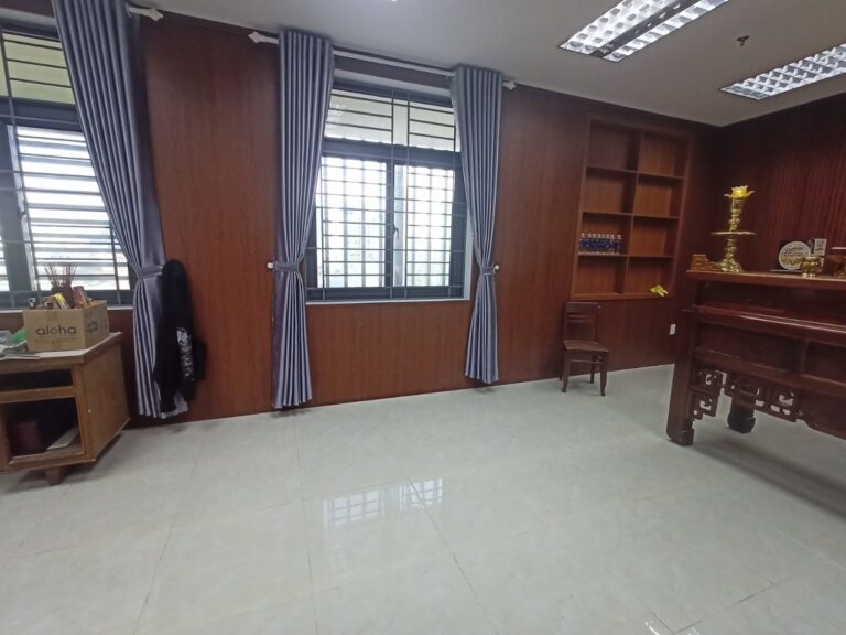 Toàn cảnh phòng sau hoàn thiện, ốp tường gỗ và kệ trưng bày – phòng truyền thống Công an quận Hải Châu, Đà Nẵng