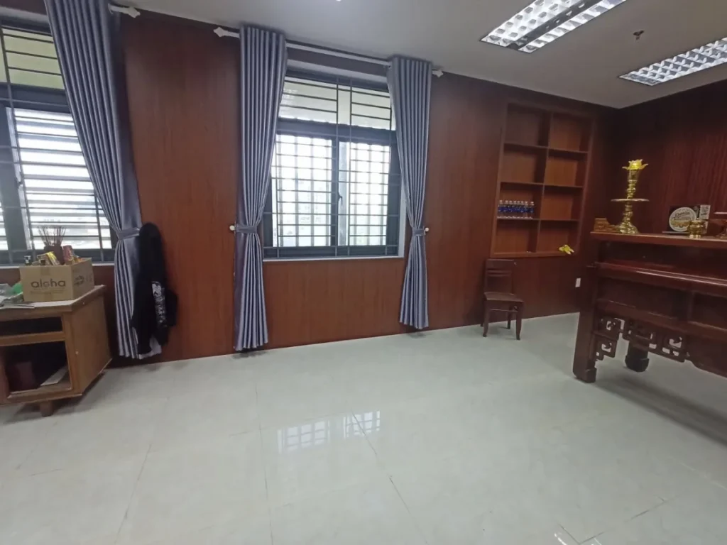 Phòng truyền thống Công an quận Hải Châu, tường ốp gỗ và kệ trưng bày do Tâm Quang Minh thi công