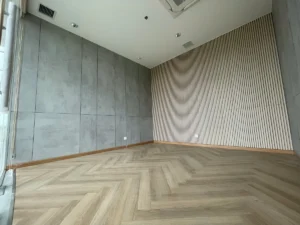 Phòng ốp lam gỗ, sàn gỗ xương cá tại công trình Bekaert VSIP Quảng Ngãi
