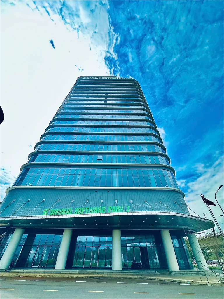 Tháp văn phòng nhìn từ chân công trình
