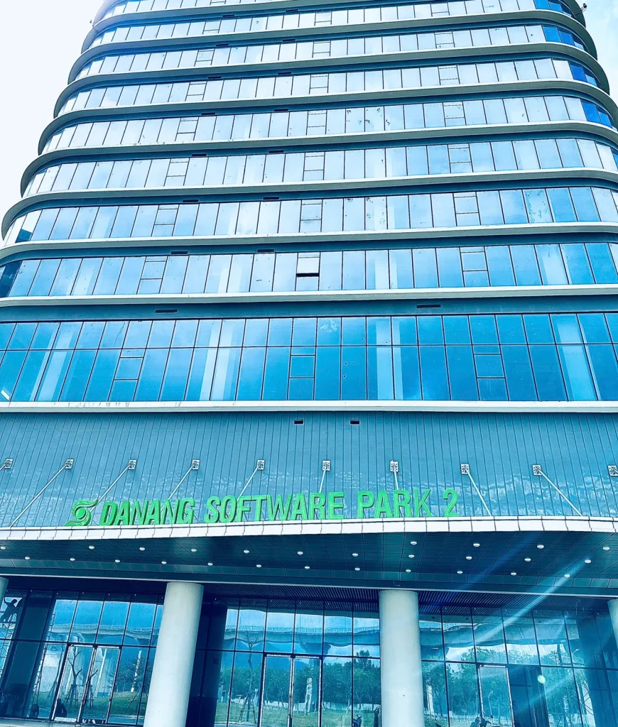 Bộ chữ Danang Software Park 2 phía trên sảnh chính