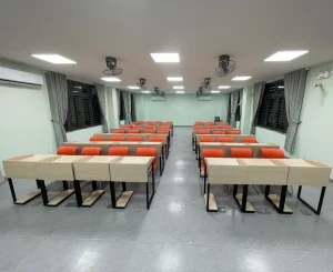 Phòng học trường quận Thanh Khê với bàn ghế do Tâm Quang Minh cung cấp