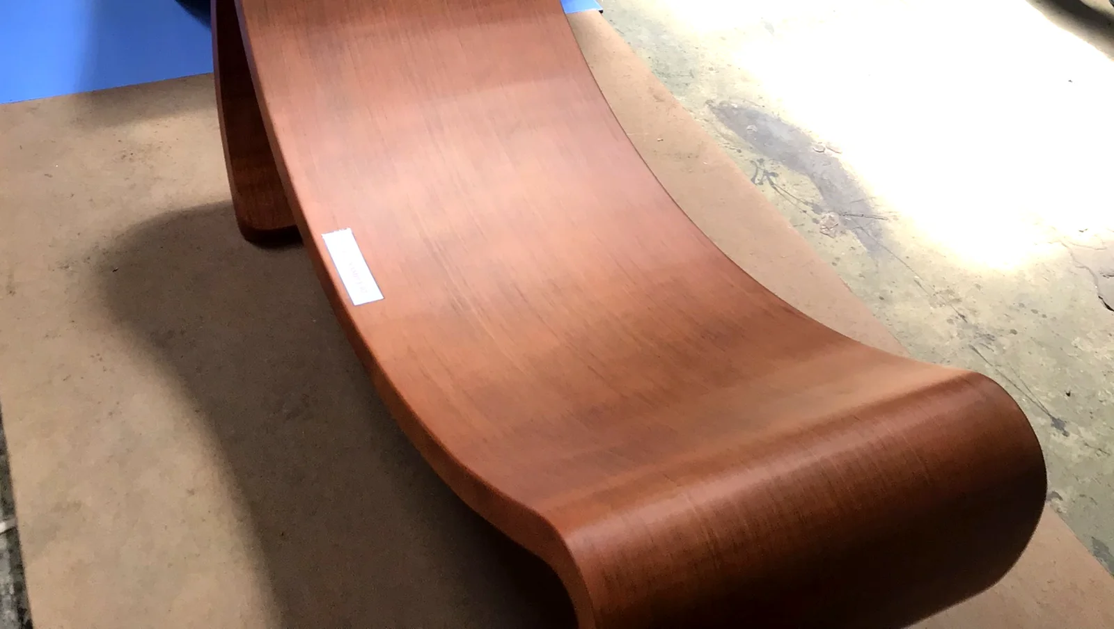 Geschwungenes Holz-Haustierbett in Walnuss von Tam Quang Minh