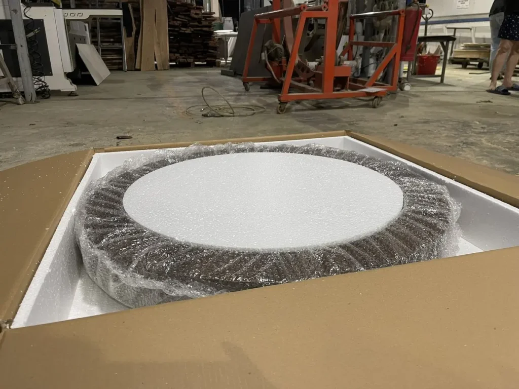 Rundes Bett, eingeschlagen im quadratischen Exportkarton.