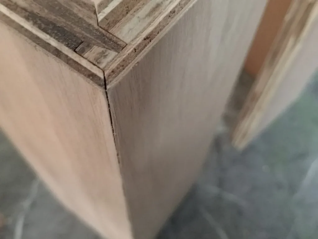 Mối ghép góc ván ép phủ veneer được kiểm tra trước khi xuất xưởng.