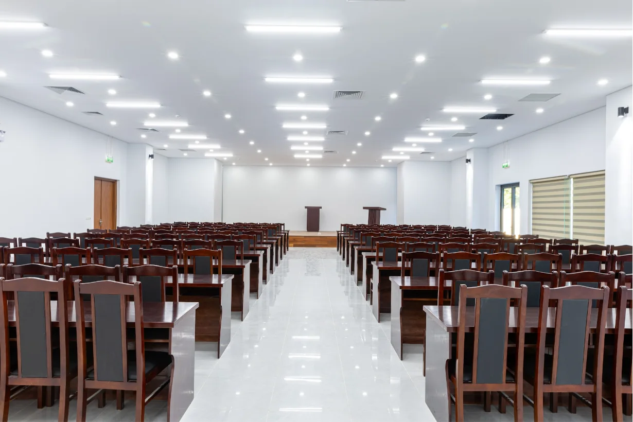 Hội trường cơ sở làm việc cơ sở ngành hàng không Đà Nẵng với bàn ghế gỗ do Tâm Quang Minh sản xuất