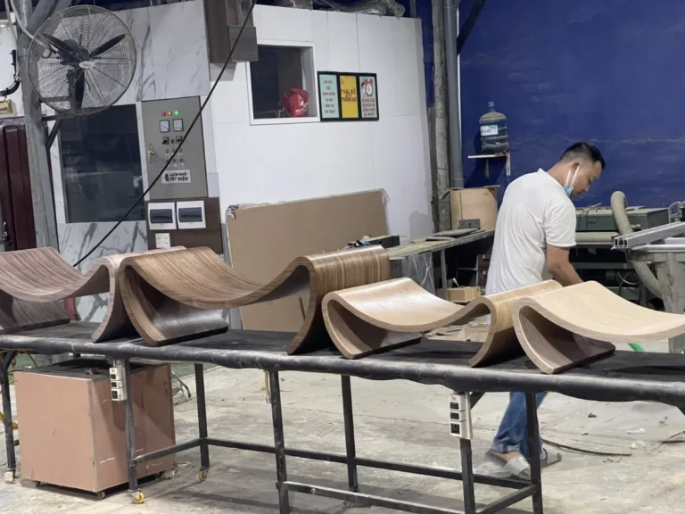 Endbearbeitung von Betten aus Formsperrholz im Werk Xuan Phu