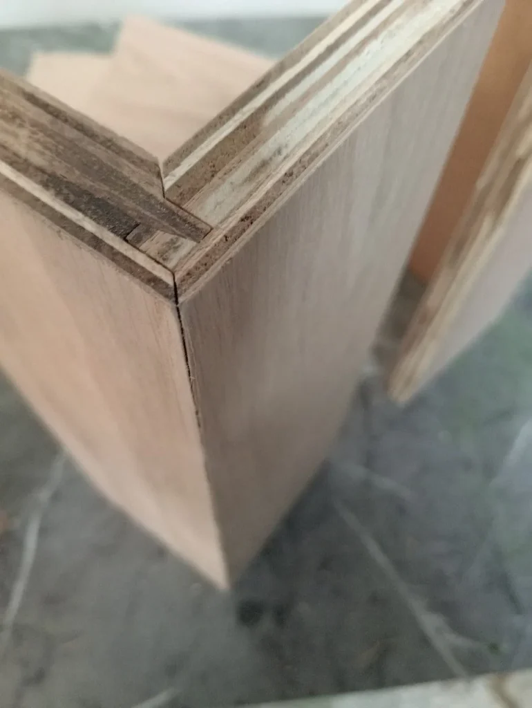 Veneered corner joint