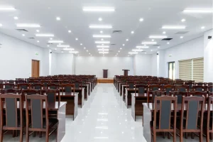 Hội trường cơ sở làm việc Công ty Quản lý bay miền Trung với bàn ghế gỗ do Tâm Quang Minh sản xuất