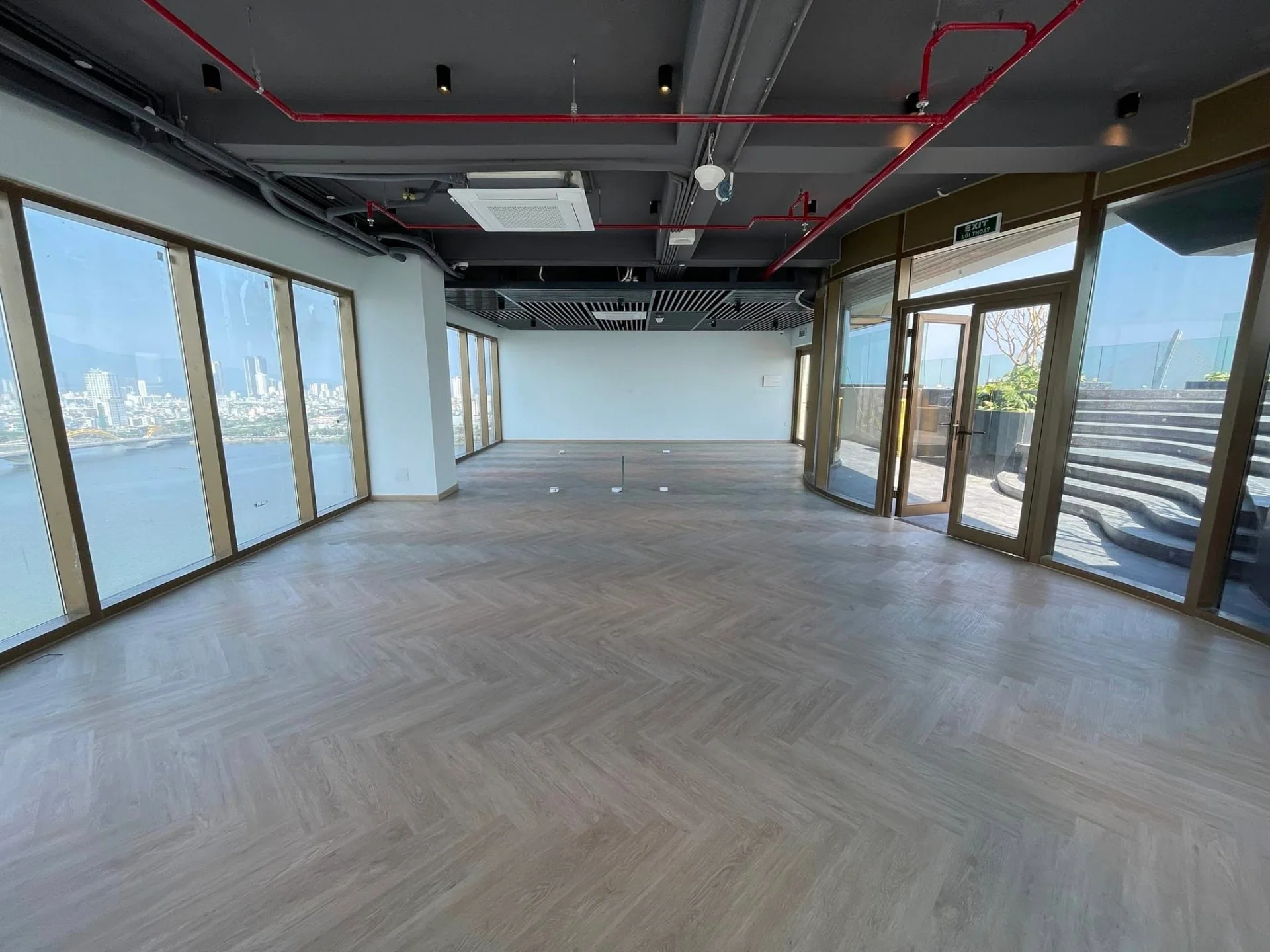 Sàn gỗ xương cá khu công cộng căn hộ The Filmore, Đà Nẵng – Tâm Quang Minh thi công