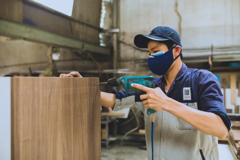 Con người Tâm Quang Minh – thợ lắp ráp tủ gỗ tại nhà máy Xuân Phú