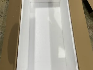 Langer Exportkarton, rundum mit Schaumstoff ausgekleidet.