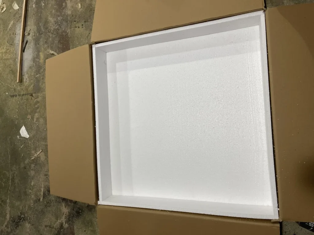 Quadratischer Exportkarton mit Schaumstoffeinlage.