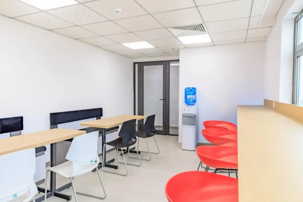Pantry quầy bar nhìn ra thành phố tại Văn phòng công ty FDI
