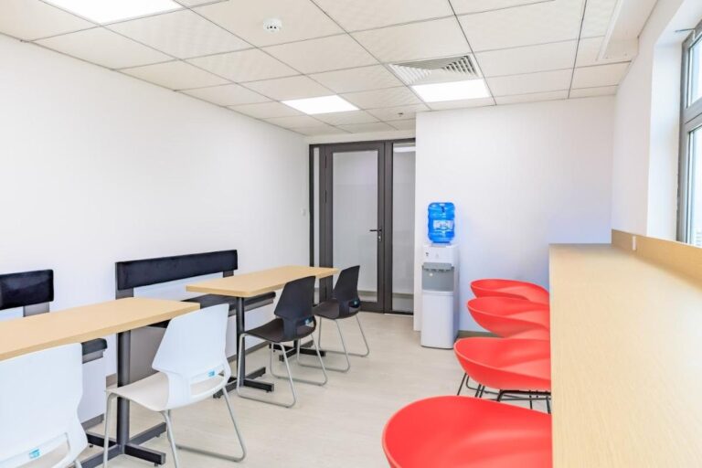 Khu pantry bàn ăn và ghế đỏ, văn phòng Mitsubishi Electric Đà Nẵng