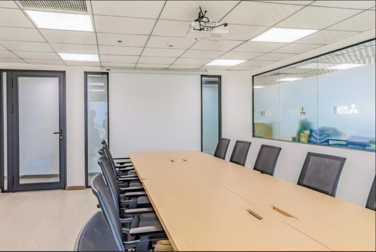 Bàn họp dài và vách kính phòng họp văn phòng Mitsubishi Electric Đà Nẵng